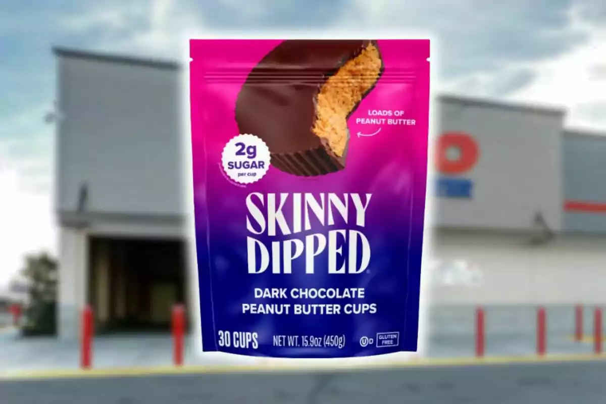 Bolsa de Skinny Dipped Dark Chocolate Peanut Butter Cups con fondo de tienda desenfocado que es Costco. Bolsa de Skinny Dipped Dark Chocolate Peanut Butter Cups con fondo de tienda desenfocado que es Costco.