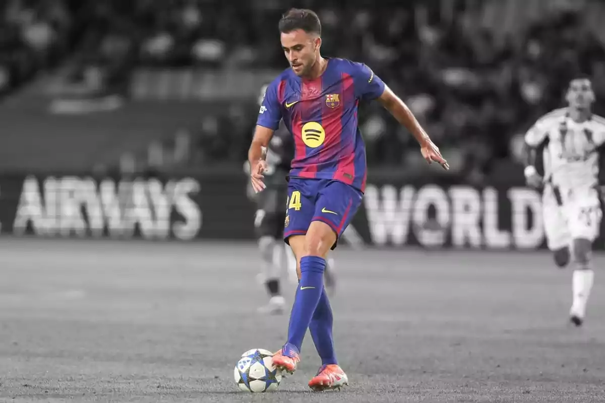 Futbolista del Barcelona controlando el balón en un partido con el fondo en blanco y negro y el jugador en color