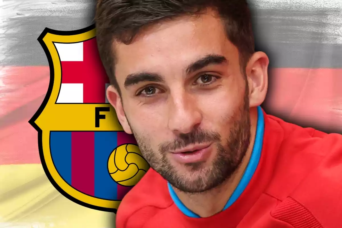 Hombre con barba y camiseta roja frente al escudo del FC Barcelona y una bandera de fondo