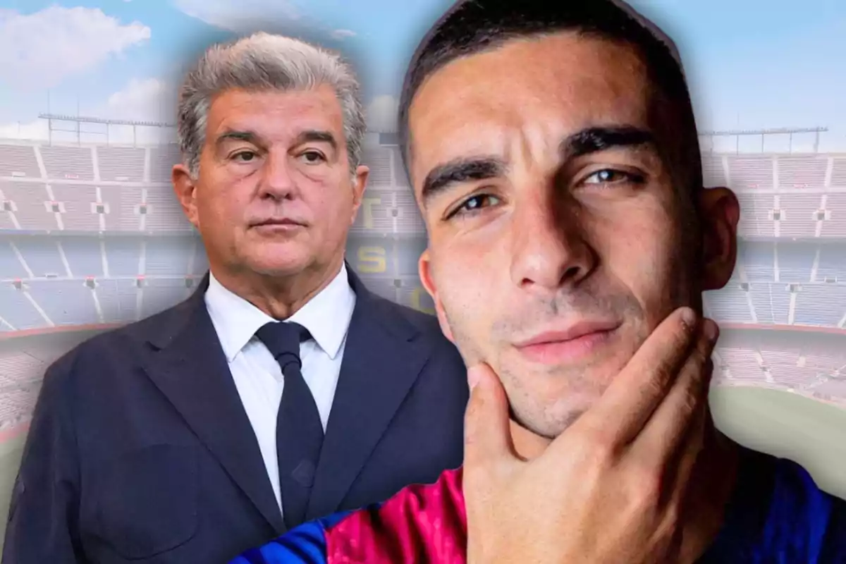 Dos homes en primer pla, un amb vestit i corbata i l’altre amb samarreta esportiva, posant davant d’un estadi de futbol.