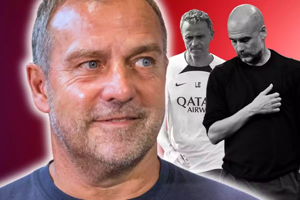 Primer plano de un hombre sonriente con dos entrenadores de fútbol al fondo sobre un fondo rojo difuminado