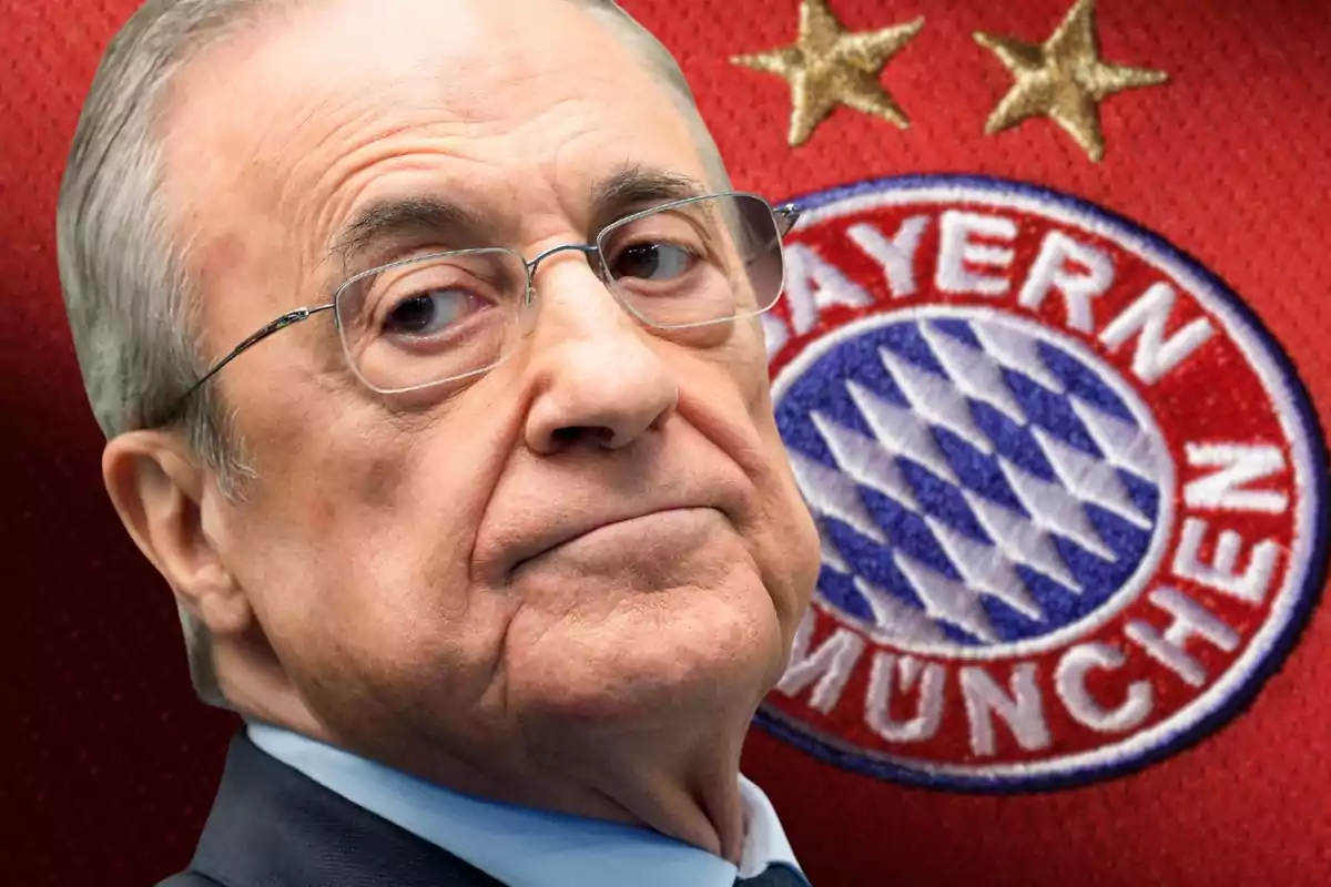 Home gran amb ulleres i expressió seriosa davant l’escut del Bayern Munic sobre un fons vermell