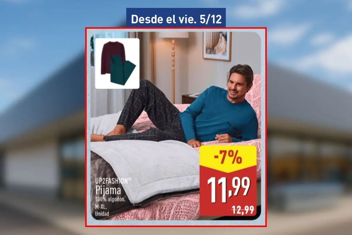 Hombre recostado en una cama usando pijama azul con pantalón de cuadros de Aldi, anuncio de oferta de pijama de algodón a 11,99 euros con descuento del 7 % disponible desde el viernes, 5 de diciembre.
