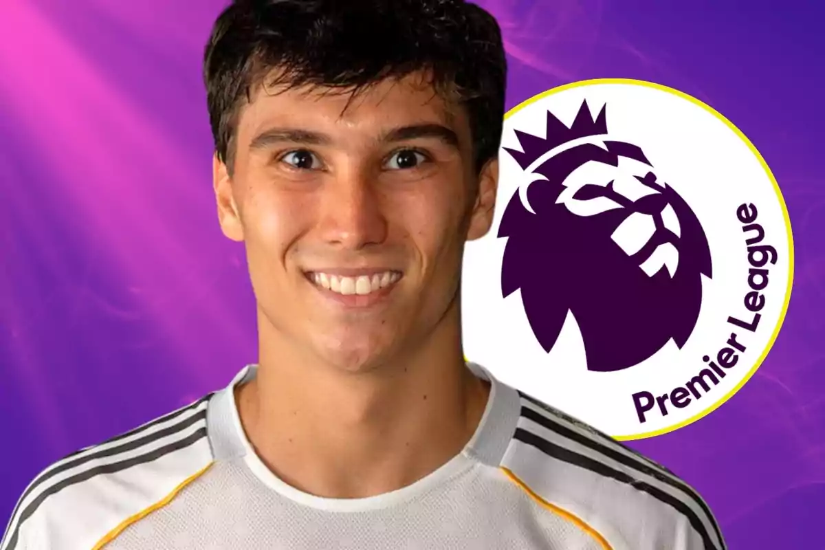 Jove futbolista somrient amb samarreta blanca i fons morat al costat del logotip de la Premier League