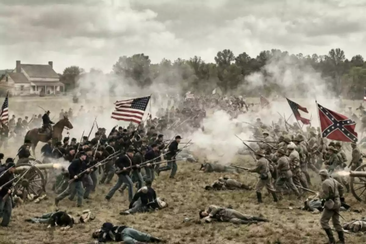 Batalla entre soldats de la Guerra Civil nord-americana amb banderes de la Unió i la Confederació, fum de canons i soldats caiguts al camp. Batalla entre soldats de la Guerra Civil nord-americana amb banderes de la Unió i la Confederació, fum de canons i soldats caiguts al camp.