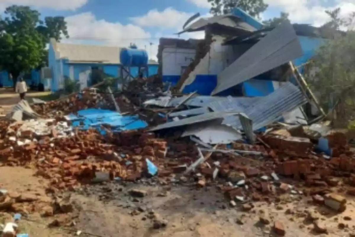 Edificio colapsado con escombros de ladrillos y láminas metálicas en el suelo en Sudán. Edificio colapsado con escombros de ladrillos y láminas metálicas en el suelo en Sudán.