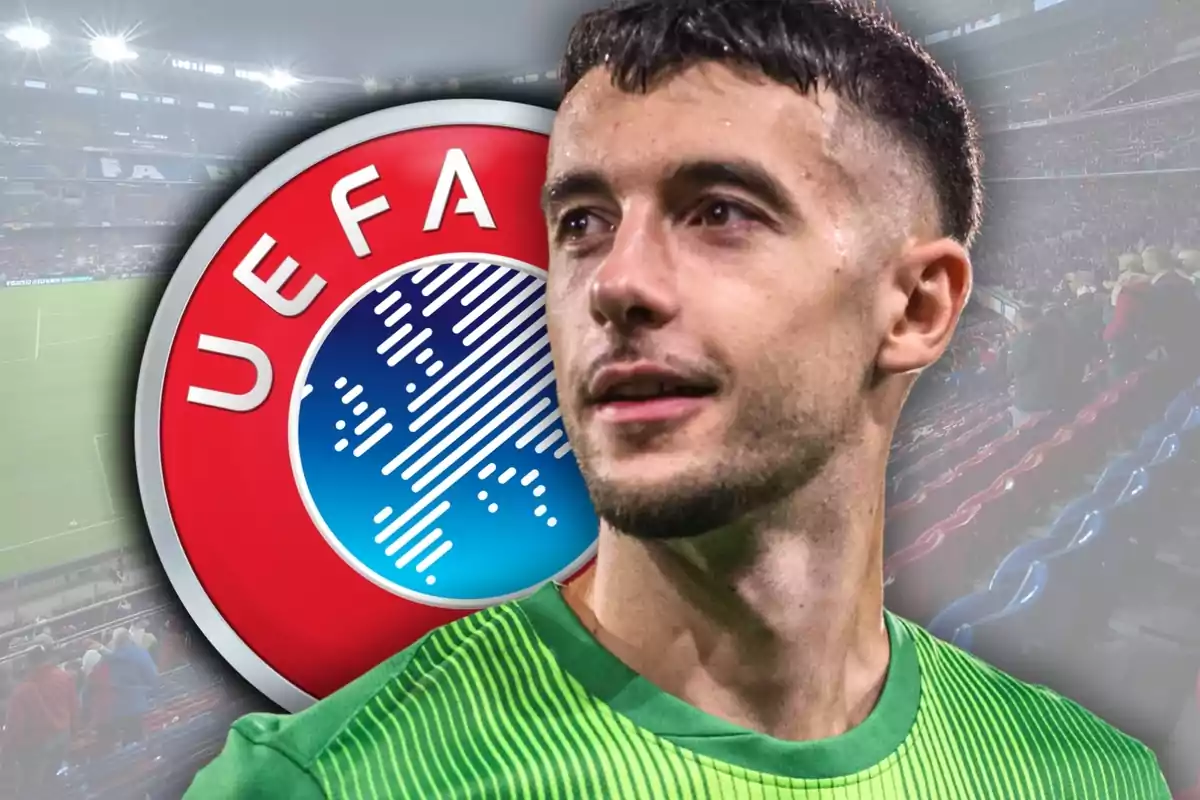 Futbolista amb samarreta verda davant del logotip de la UEFA en un estadi ple d’espectadors