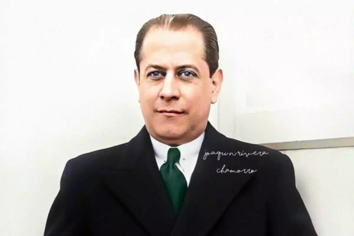 José Raúl Capablanca con el cabello corto y peinado hacia atrás vistiendo traje oscuro con corbata verde y camisa blanca sobre un fondo claro. José Raúl Capablanca con el cabello corto y peinado hacia atrás vistiendo traje oscuro con corbata verde y camisa blanca sobre un fondo claro.