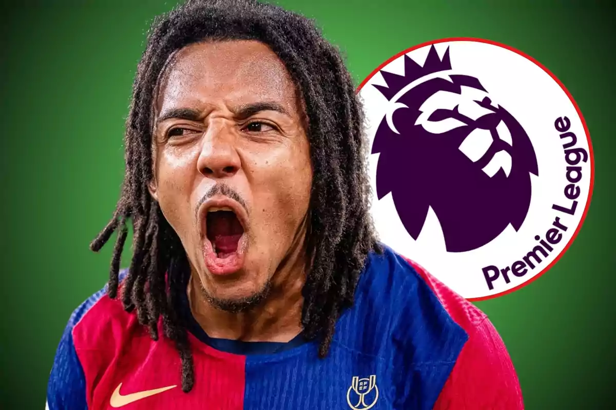 Futbolista amb samarreta blava i vermella cridant davant del logotip de la Premier League sobre fons verd