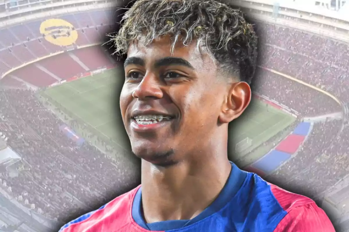 Joven futbolista sonriente con brackets y camiseta azulgrana frente a un estadio de fútbol lleno de aficionados