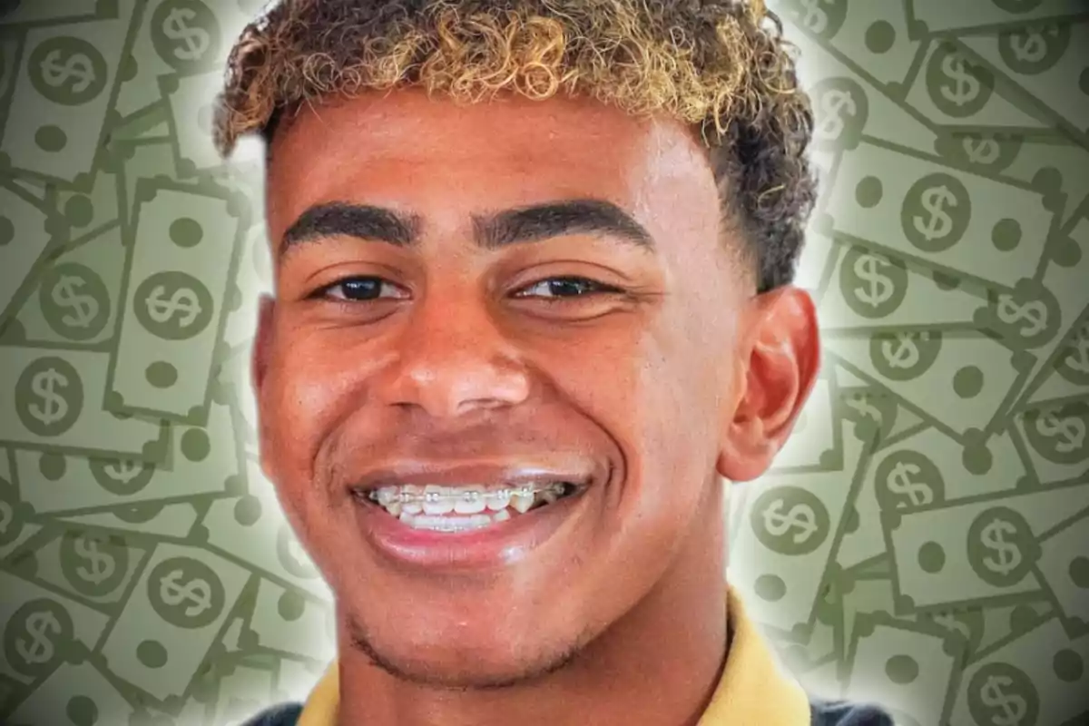 Joven sonriente con brackets y fondo de billetes dibujados