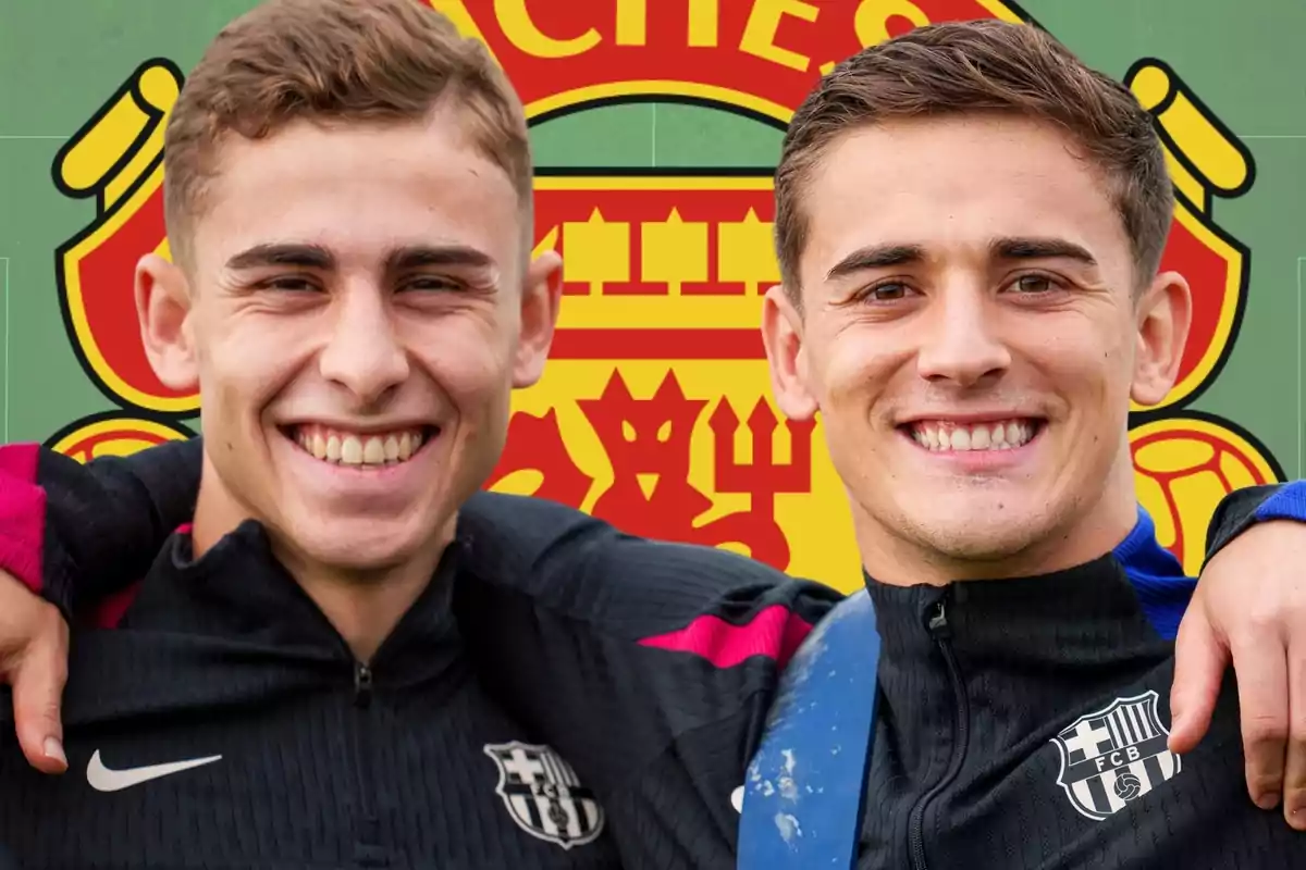 Dos joves futbolistes somriuen abraçats vestint jaquetes del FC Barcelona amb l’escut del Manchester United de fons