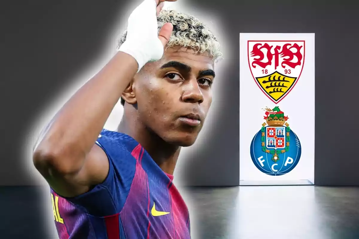 Futbolista amb uniforme blau i vermell aixecant la mà davant d’una porteria amb els escuts de l’Stuttgart i el Porto