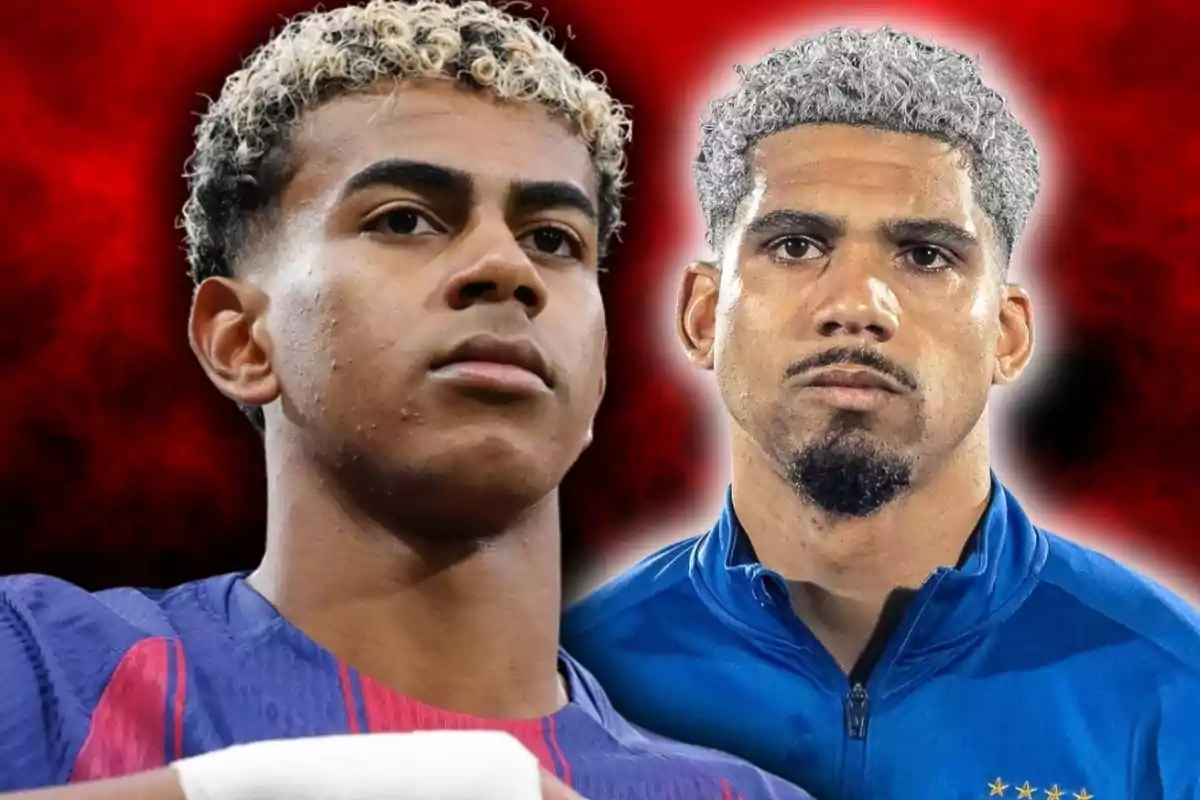 Dos futbolistas con cabello rizado y teñido posan frente a un fondo rojo difuminado