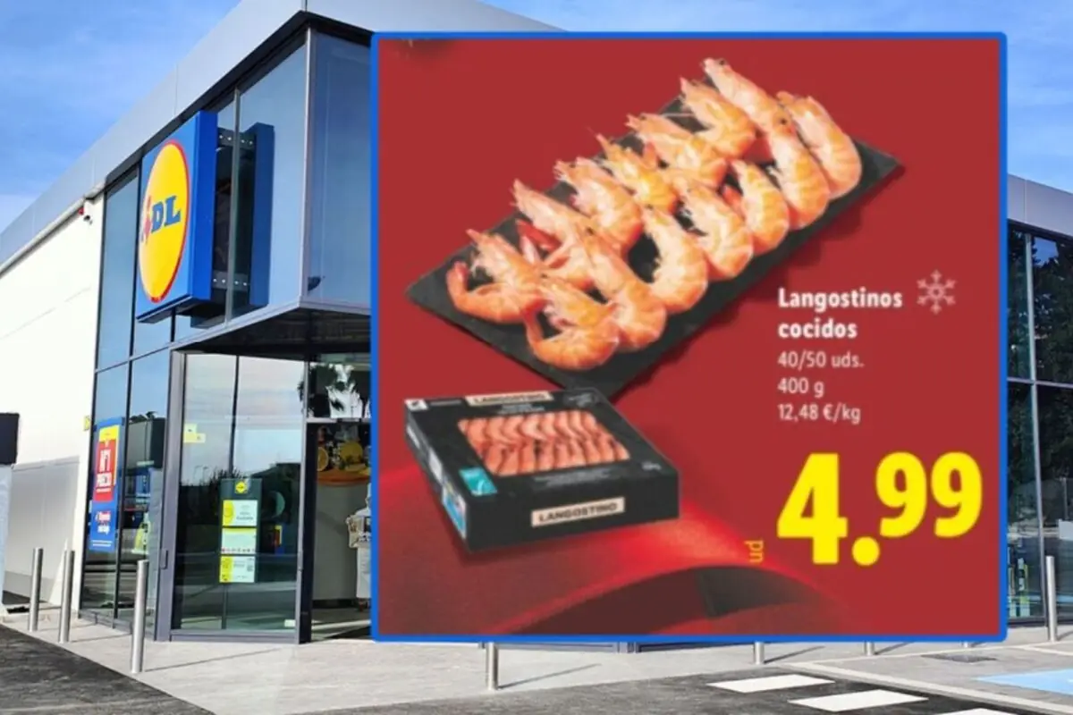Entrada d’un supermercat Lidl amb un cartell promocional de llagostins cuits a 4,99 euros Entrada d’un supermercat Lidl amb un cartell promocional de llagostins cuits a 4,99 euros