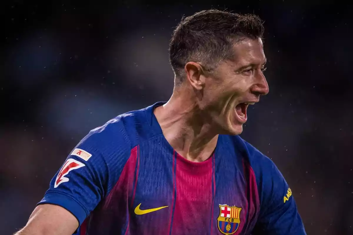 Futbolista amb l’uniforme del FC Barcelona celebrant efusivament durant un partit Futbolista amb l’uniforme del FC Barcelona celebrant efusivament durant un partit