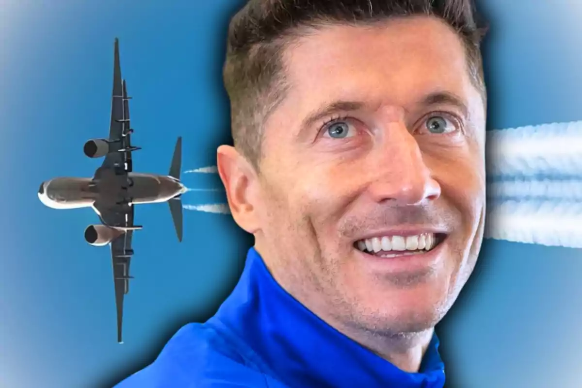 Un home somrient amb un avió volant darrere seu en un cel blau