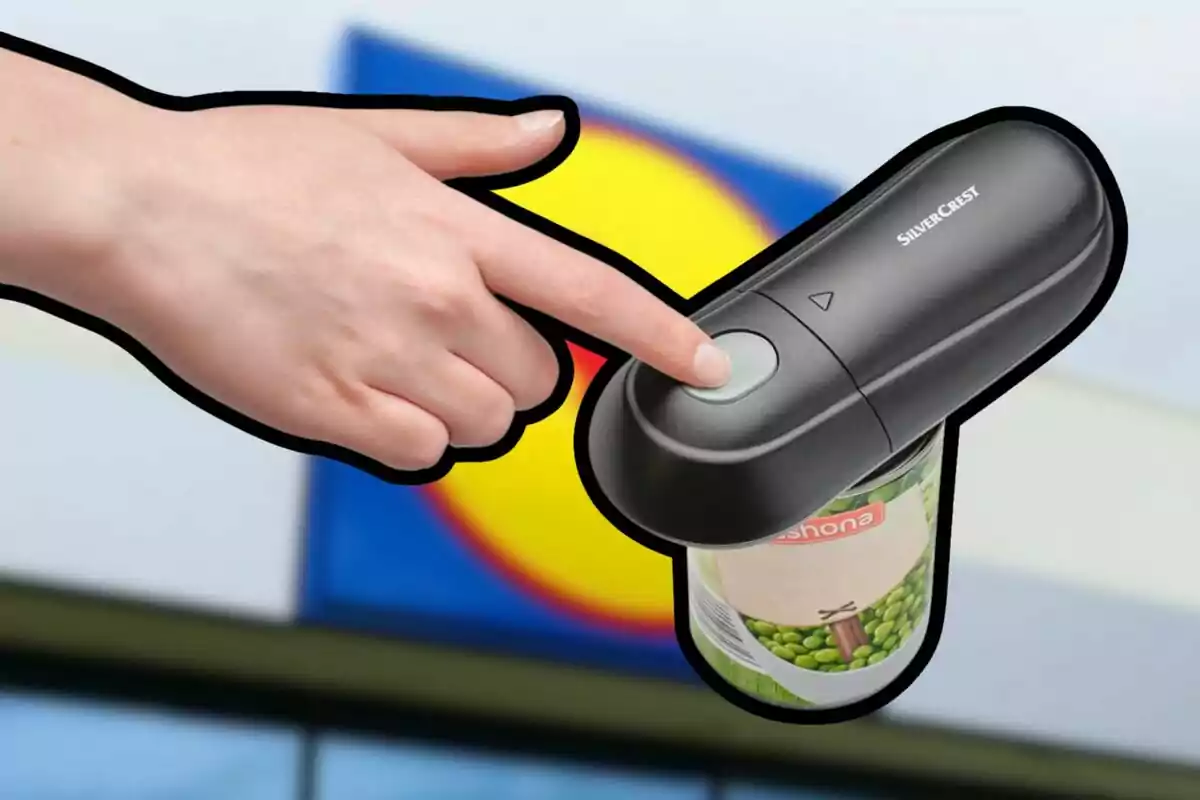 Una mano presiona el botón de un abrelatas eléctrico sobre una lata de guisantes con un fondo desenfocado de un letrero de supermercado.