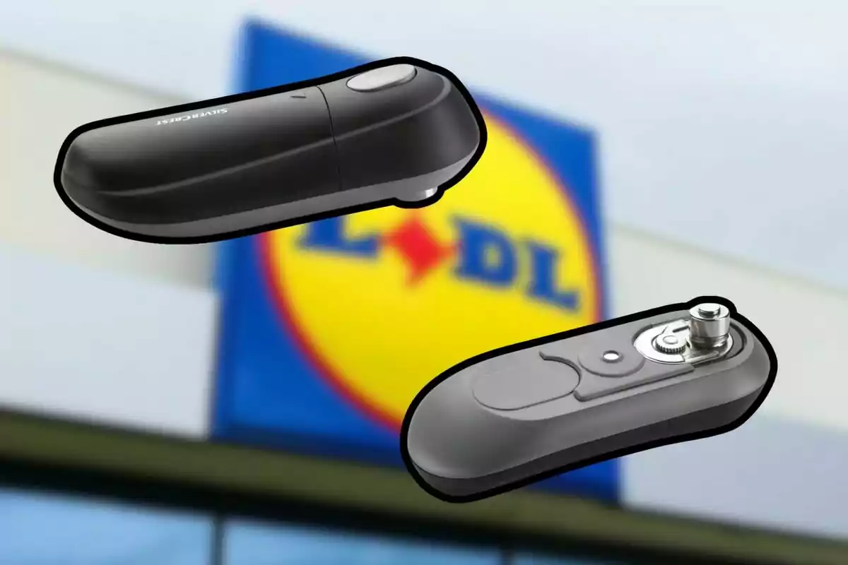 Dos abrelatas eléctricos de color negro sobre un fondo desenfocado con el logotipo de Lidl.