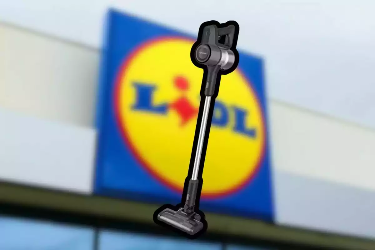 Aspiradora sense fils sobre un fons desenfocat de la façana d’una botiga Lidl