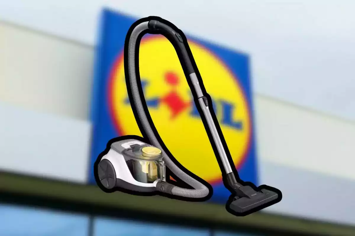 Aspiradora moderna frente a un cartel borroso de la tienda Lidl