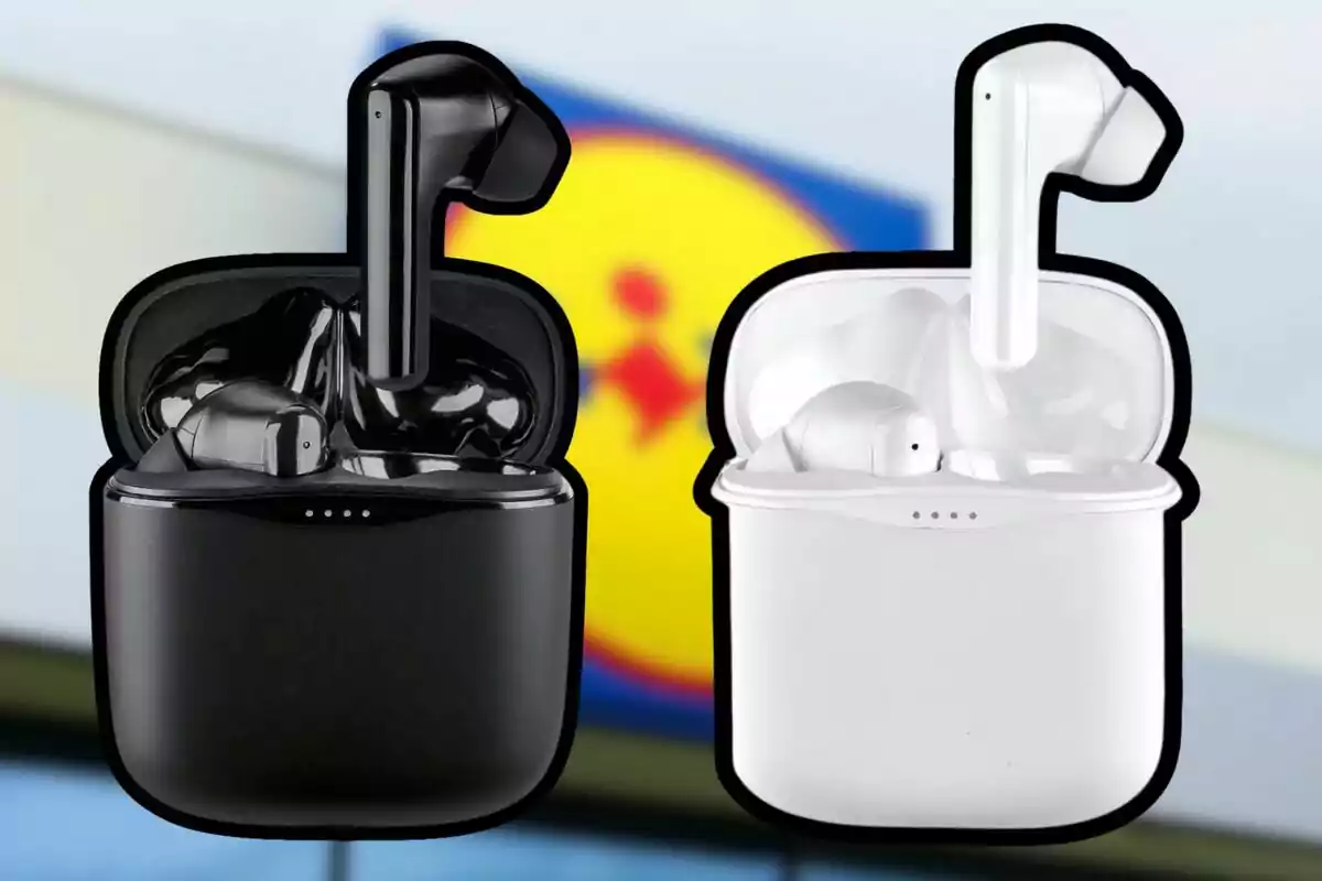Dos estoigs d’auriculars sense fils, un de negre i un de blanc, amb el fons desenfocat d’un logotip de supermercat.