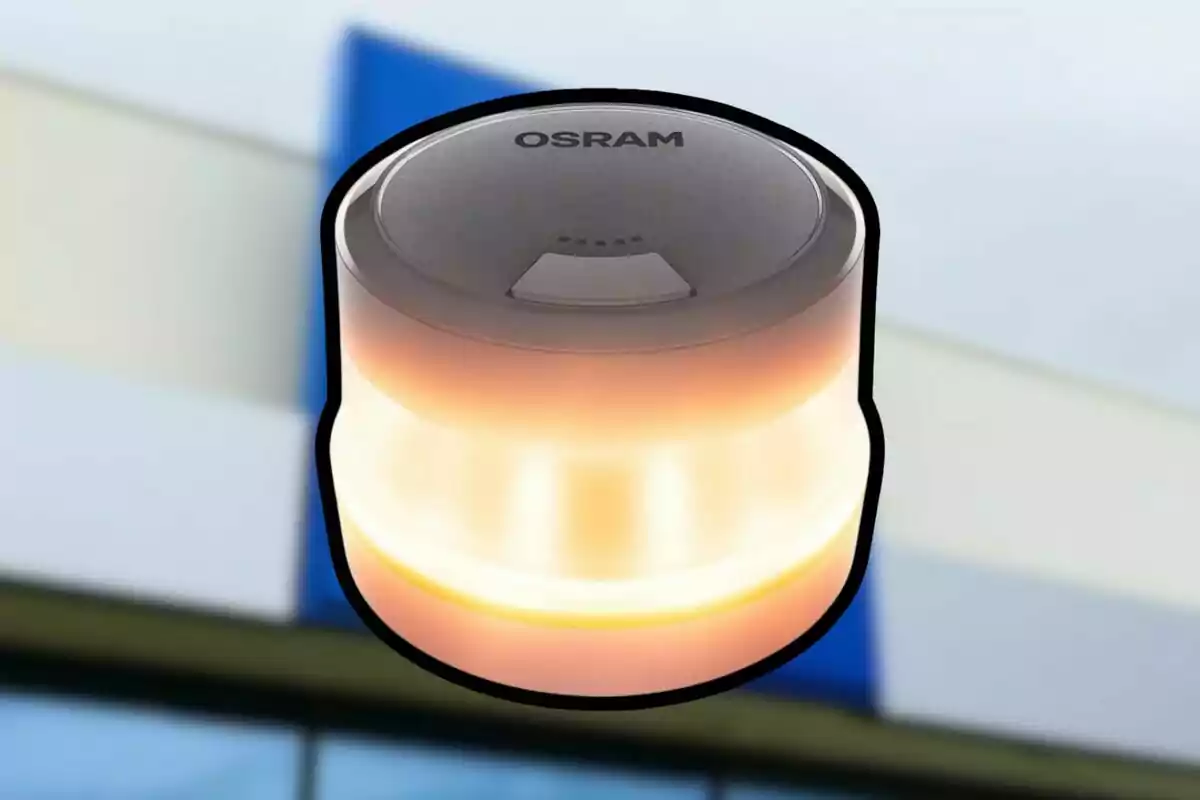 Làmpada portàtil de la marca Osram encesa sobre un fons desenfocat.