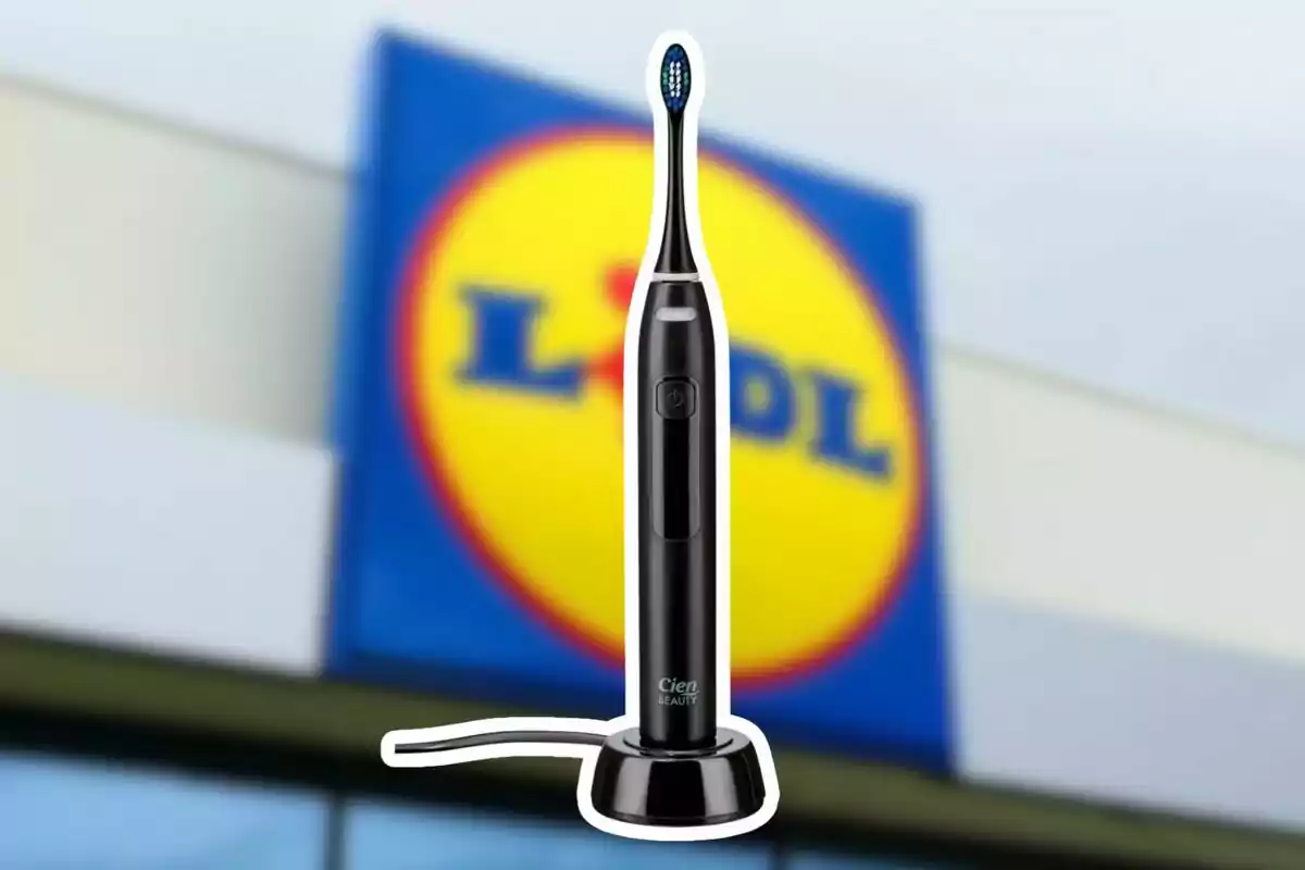 Raspall de dents elèctric negre de la marca Cien Beauty amb base de càrrega davant d’un cartell borros de la botiga Lidl Raspall de dents elèctric negre de la marca Cien Beauty amb base de càrrega davant d’un cartell borros de la botiga Lidl