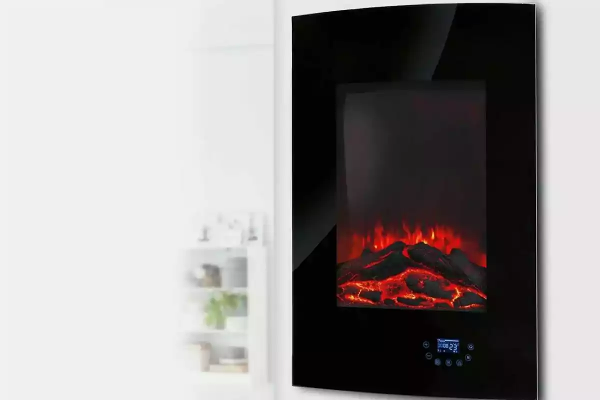 Chimenea eléctrica de pared encendida con efecto de llamas y troncos artificiales en un entorno moderno Chimenea eléctrica de pared encendida con efecto de llamas y troncos artificiales en un entorno moderno