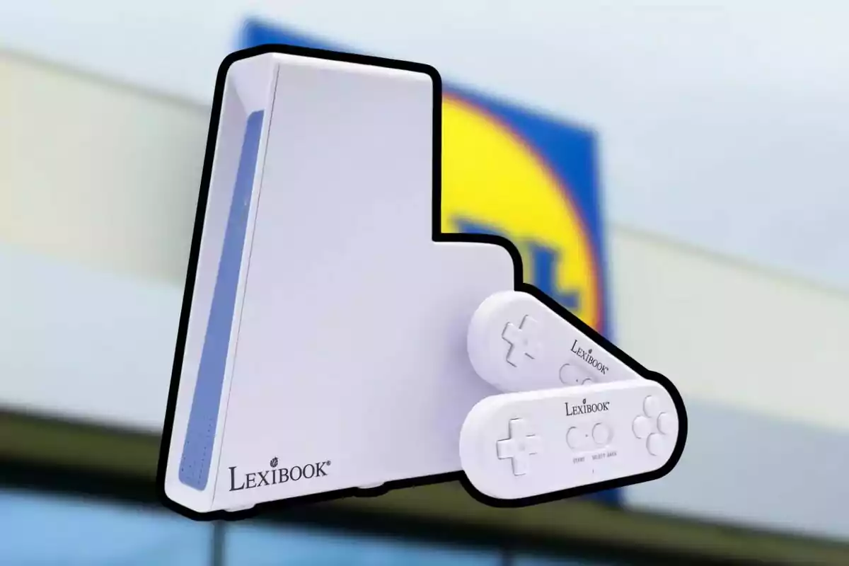 Consola de videojuegos Lexibook blanca con dos controles frente a un fondo borroso de una tienda Lidl Consola de videojuegos Lexibook blanca con dos controles frente a un fondo borroso de una tienda Lidl