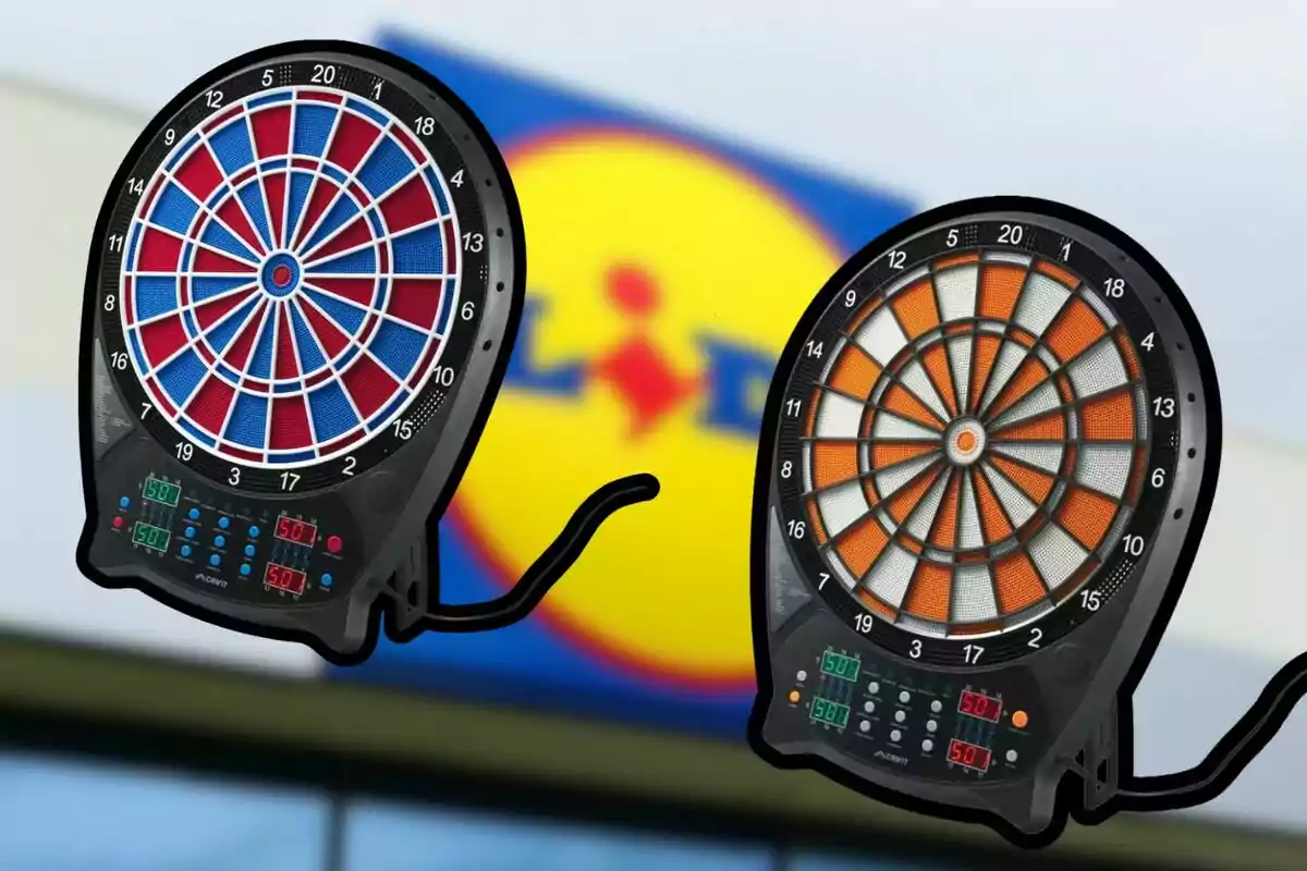 Dues dianes electròniques de colors diferents davant d’un cartell borros de la botiga Lidl