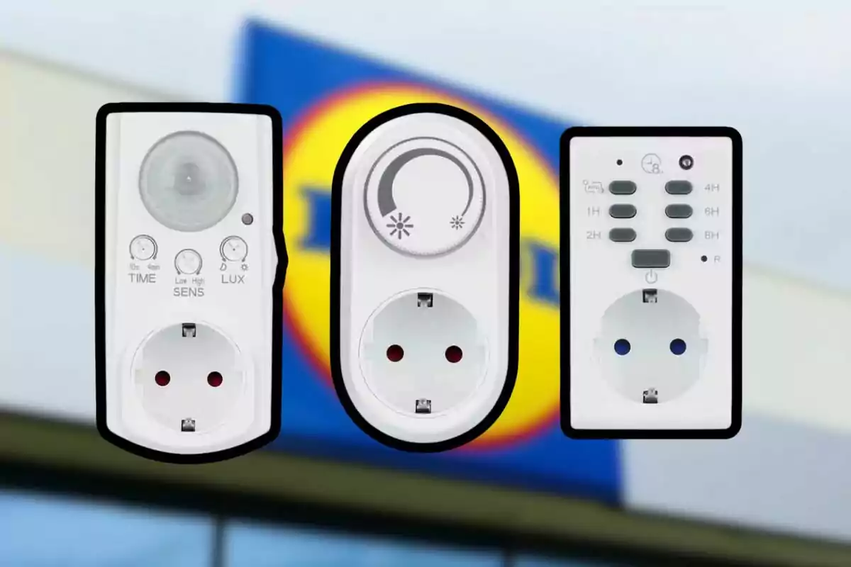 Tres endolls intel·ligents de color blanc amb diferents controls i botons, sobre un fons desenfocat amb el logotip d’una botiga. Tres endolls intel·ligents de color blanc amb diferents controls i botons, sobre un fons desenfocat amb el logotip d’una botiga.