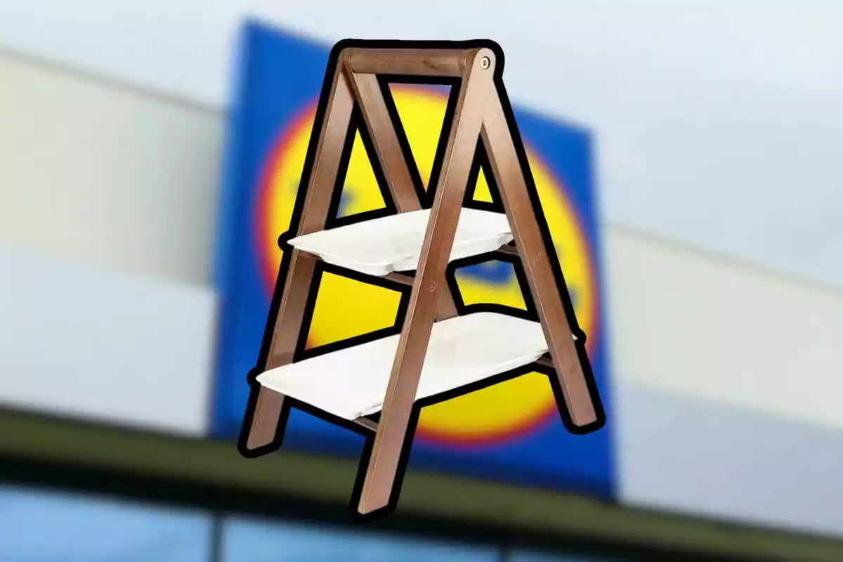 Escala de fusta amb dos graons blancs sobre un fons desenfocat d’un rètol de supermercat