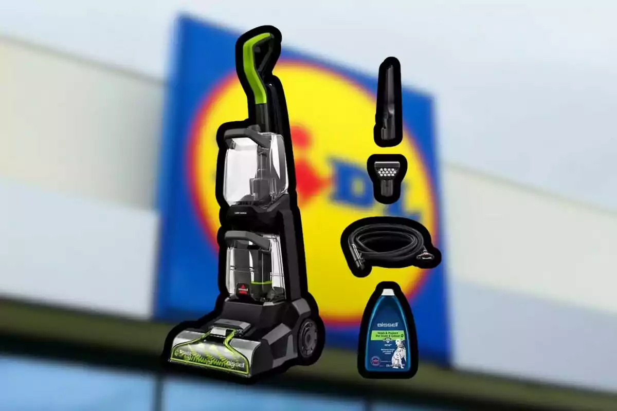 Aspiradora vertical amb accessoris i detergent davant d’un cartell borros d’una botiga Lidl