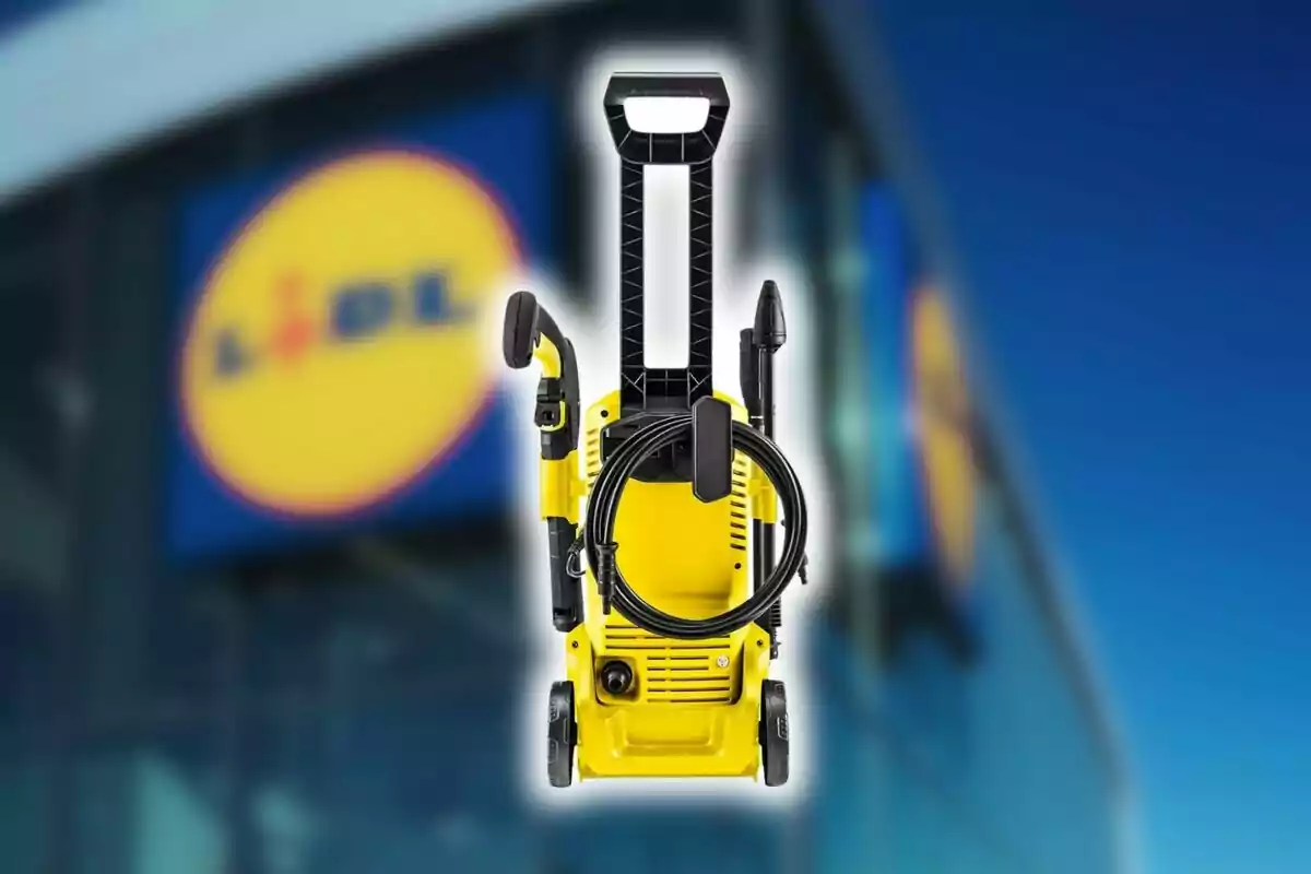 Hidronetejadora groga amb accessoris davant d’una botiga Lidl desenfocada.