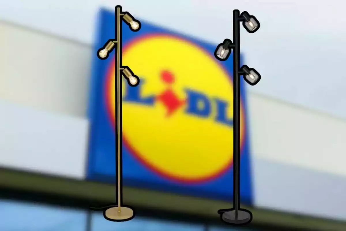 Dues làmpades de peu modernes de color negre i daurat davant d’un cartell borros de la botiga Lidl