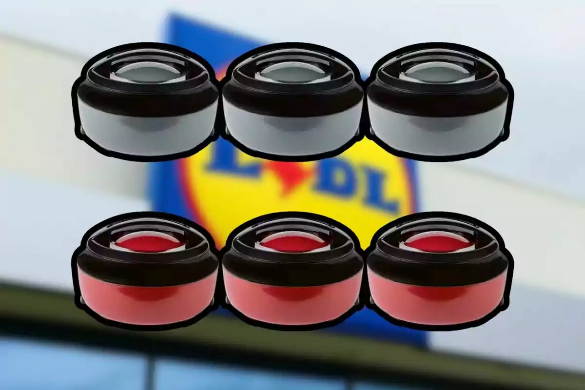 Seis envases redondos de cosméticos en dos filas frente a un cartel borroso de Lidl Seis envases redondos de cosméticos en dos filas frente a un cartel borroso de Lidl