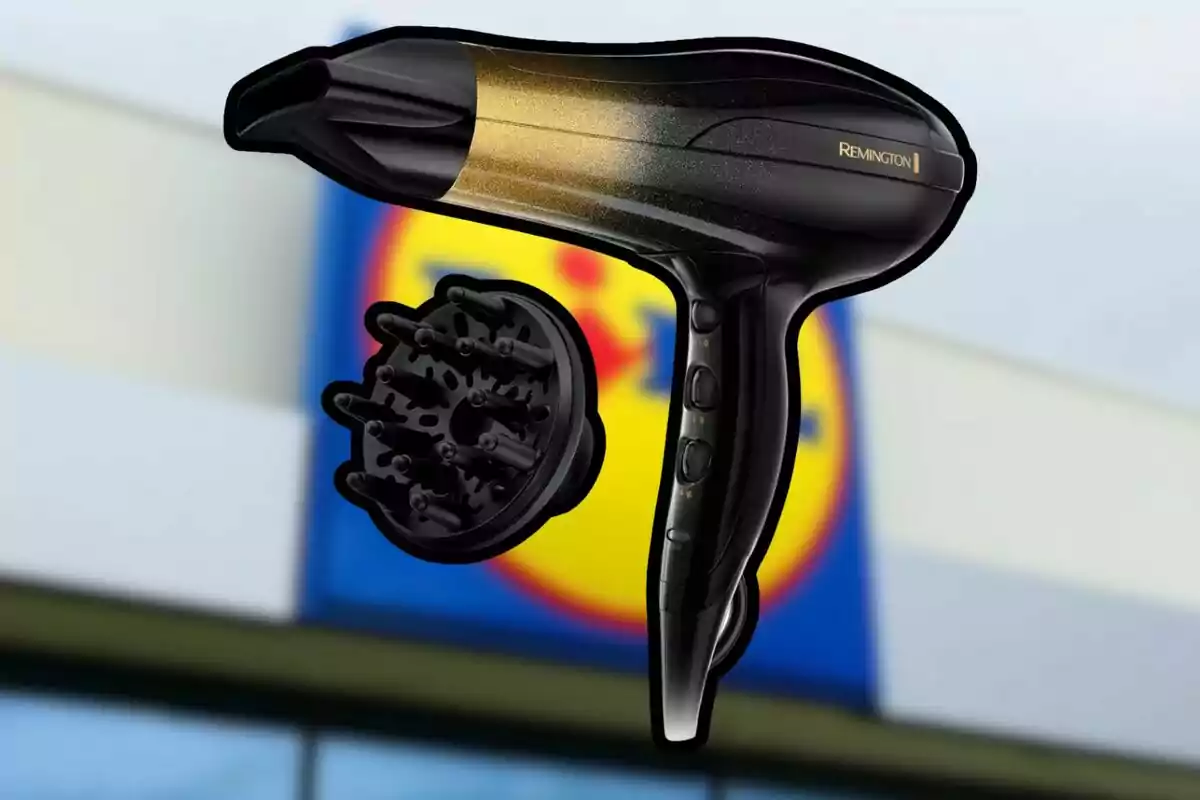Assecador de cabells Remington amb difusor davant d’un cartell borros d’una botiga Lidl