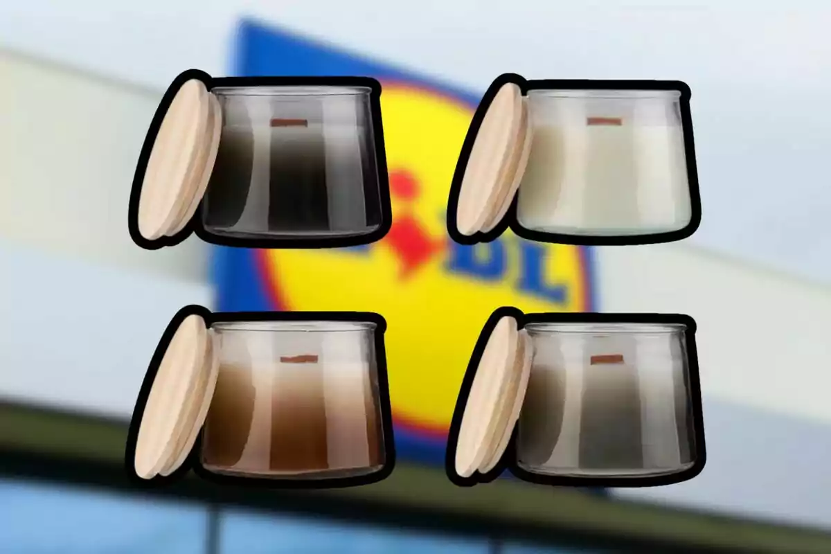 Quatre espelmes aromàtiques en pots de vidre amb tapa de fusta sobre un fons desenfocat d’un rètol de supermercat