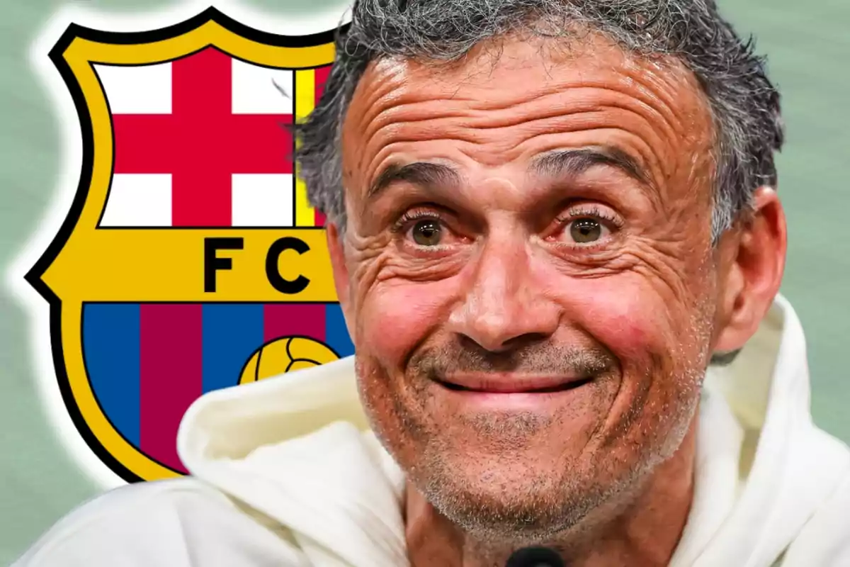 Home somrient amb cabells canosos davant de l’escut del FC Barcelona