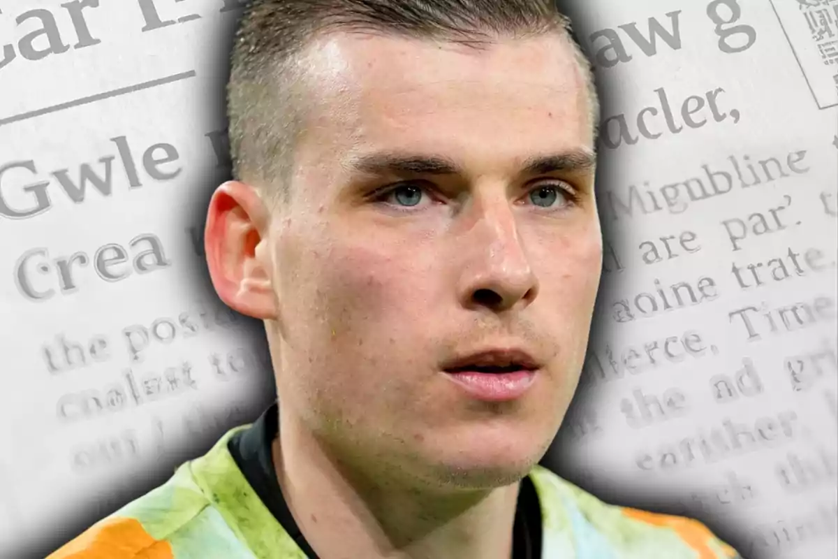 Un hombre joven con el cabello corto y rubio, vestido con una camiseta deportiva, aparece en primer plano con un fondo de texto borroso en blanco y negro.