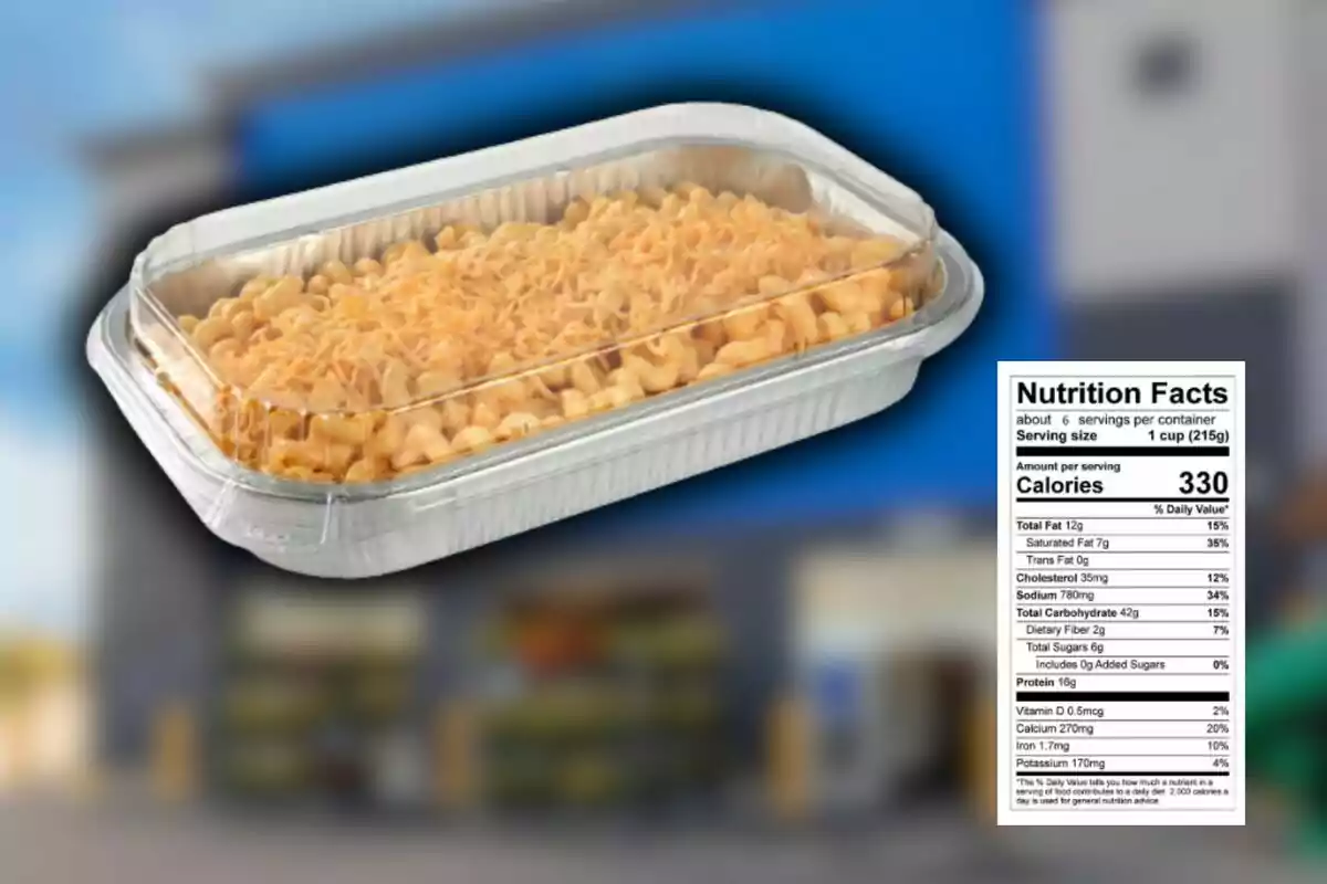 Bandeja de macarrones con queso cubierta de plástico de Sam's Club junto a una tabla de información nutricional sobre un fondo desenfocado.