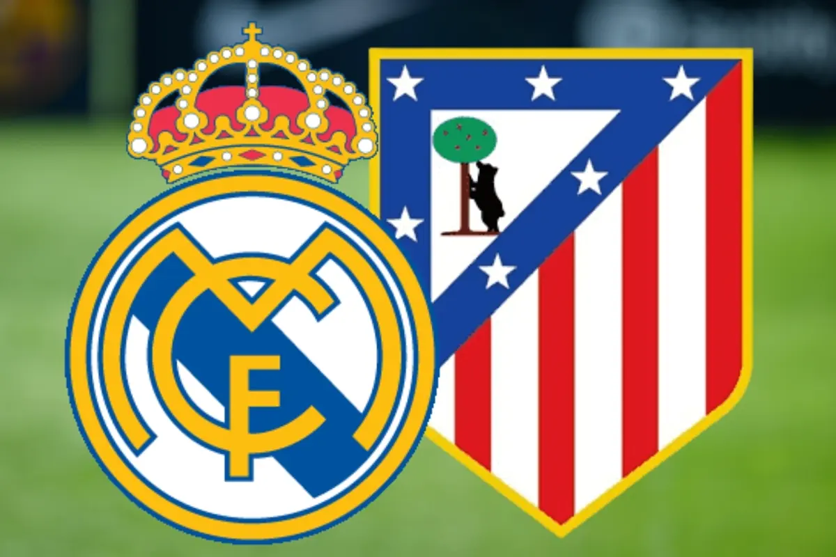 Escuts dels equips de futbol Reial Madrid i Atlètic de Madrid sobre un fons desenfocat de gespa