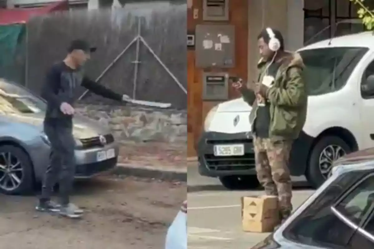 Dos hombres en la calle, uno sostiene un objeto largo y el otro lleva auriculares y mira su teléfono móvil, ambos están cerca de autos estacionados.