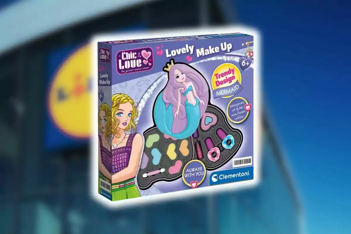 Caixa de set de maquillatge infantil Chic & Love Lovely Make Up de Lidl amb disseny de sirena i colors cridaners, davant d’un fons desenfocat d’una botiga de la cadena.