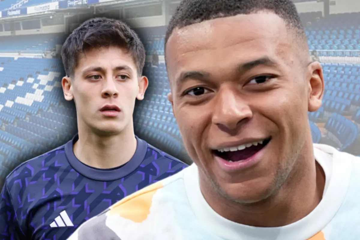 Dos futbolistas en primer plano con un estadio de fondo uno de ellos sonríe mientras el otro luce serio