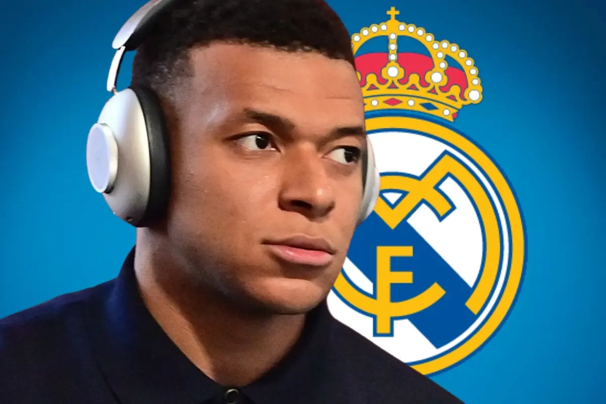 Un futbolista con audífonos frente al escudo del Real Madrid