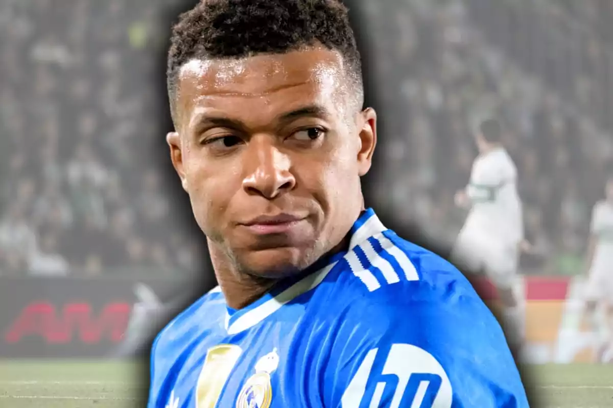 Futbolista con uniforme azul del Real Madrid en un estadio durante un partido