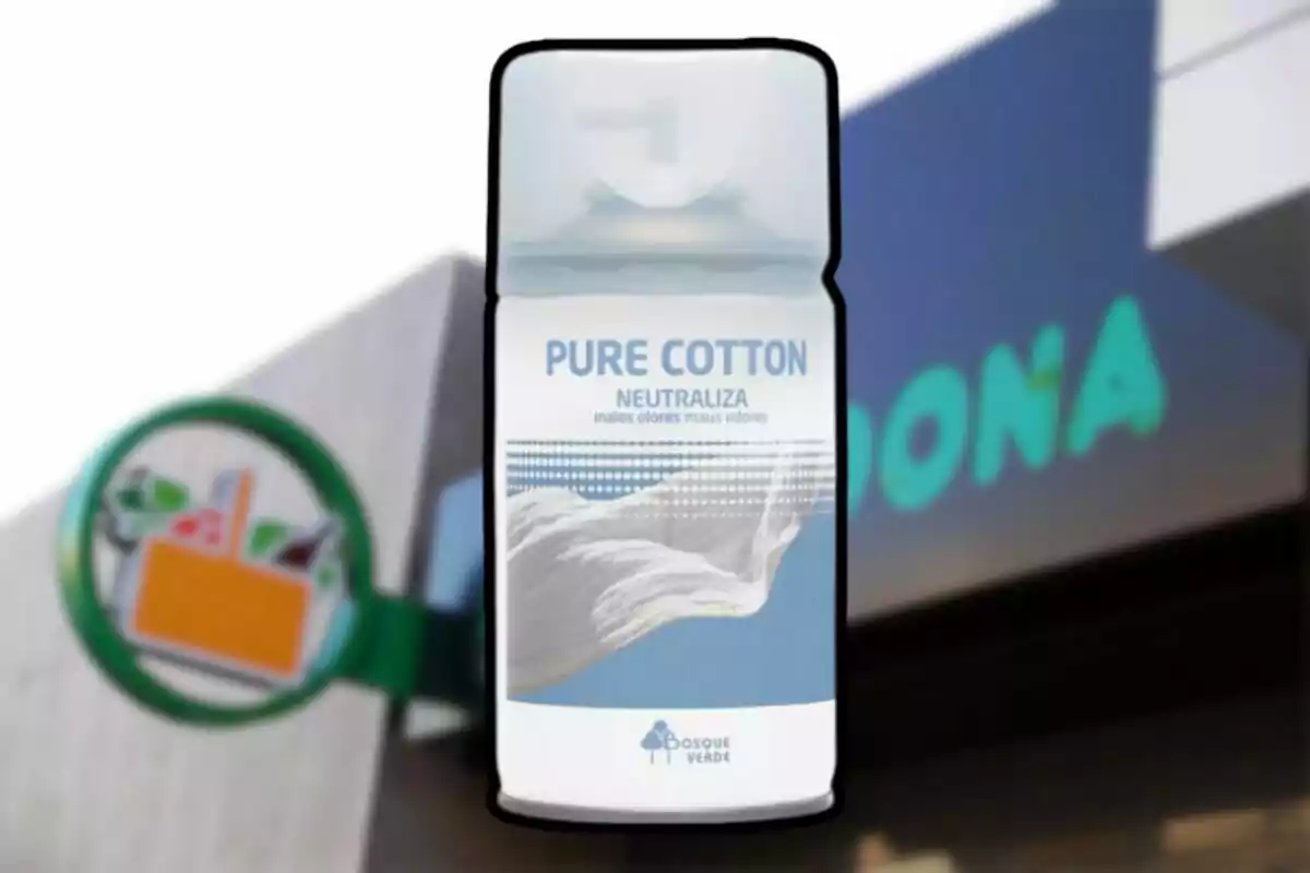 Ambientador en esprai Pure Cotton de la marca Bosque Verde davant d’una botiga Mercadona desenfocada