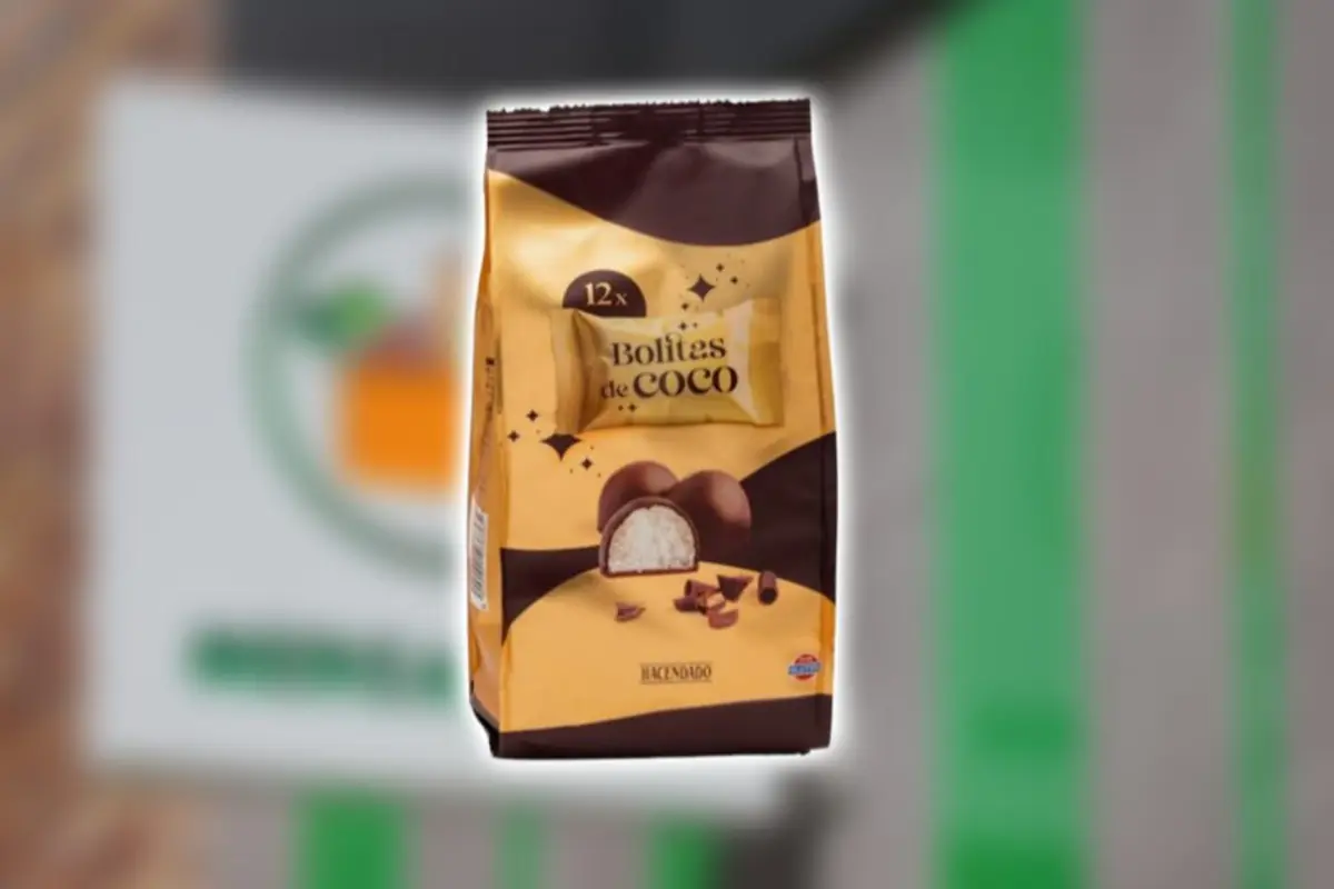 Bolsa de bolitas de coco cubiertas de chocolate de la marca Hacendado sobre un fondo desenfocado